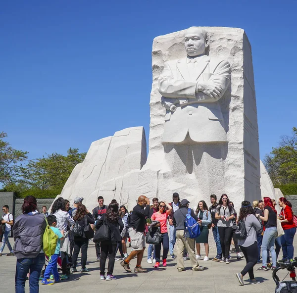 Turister som besöker martin Luther King Memorial i Washington - Washington Dc - Columbia - 7 April 2017 — Stockfoto
