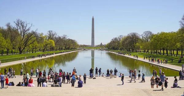 Posto popolare a Washington - The Reflecting Pool al Lincoln Memorial - WASHINGTON DC - COLUMBIA - 7 APRILE 2017 — Foto Stock
