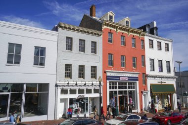 Georgetown - Washington meşgul bir alanda - Washington Dc - Columbia - den geçerek 7 Nisan 2017 yürüyen turist