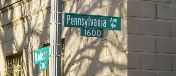 Straat ondertekenen - Pennsylvania Avenue in Washington Dc - Washington Dc - Columbia - 7 April 2017 — Stockfoto