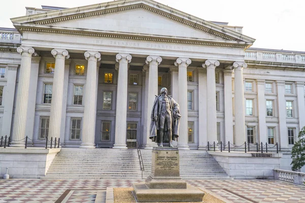 Famous landmark in Washington - The Treasury Department - WASHINGTON DC - COLUMBIA - APRIL 7, 2017 — Stock Photo, Image