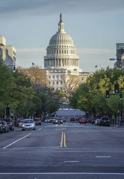 Famous US Capitol in Washington DC - WASHINGTON DC - COLUMBIA - APRIL 7, 2017 — Stock Photo, Image