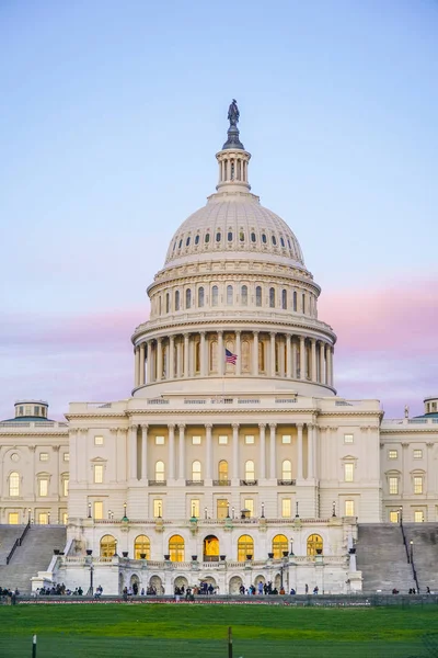 Капитолий в Вашингтоне - прекрасный вечерний вид - ВАШИНГТОН - КОЛБИЯ - 7 апреля 2017 года — стоковое фото