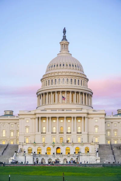 O Capitólio em Washington DC - bela vista noturna - WASHINGTON DC - COLUMBIA - 7 de abril de 2017 — Fotografia de Stock