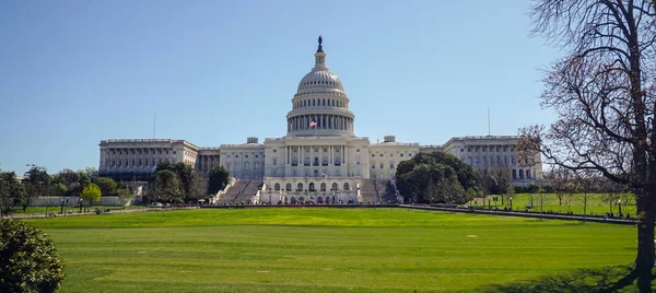 Beautiful US Capitol grounds in Washington - WASHINGTON DC - COLUMBIA - APRIL 7, 2017 — Stock Photo, Image