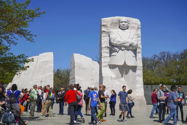 Turister som besöker martin Luther King Memorial i Washington - Washington Dc - Columbia - 7 April 2017 — Stockfoto