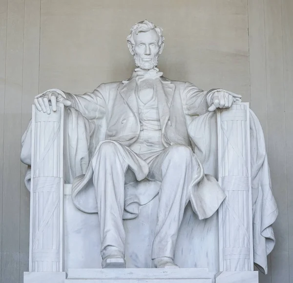 ワシントンのリンカーン記念堂で椅子に座っているエイブラハム