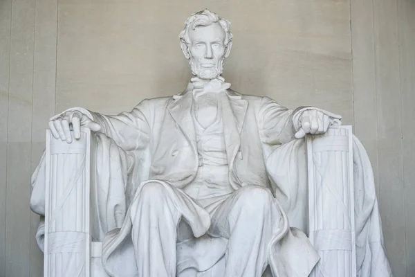 Abraham Lincoln ül egy széken, a Lincoln emlékmű Washington - Washington Dc - Columbia - 2017. április 7. — Stock Fotó