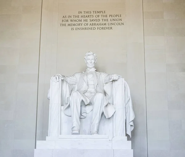 Abraham Lincoln sitter i en stol vid Lincoln Memorial Washington - Washington Dc - Columbia - 7 April 2017 — Stockfoto