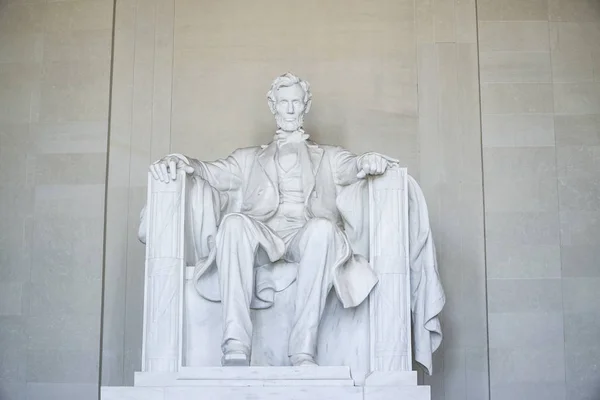 The statue of Abraham Lincoln at Lincoln Memorial in Washington - WASHINGTON DC - COLUMBIA - APRIL 7, 2017 — Stock Photo, Image