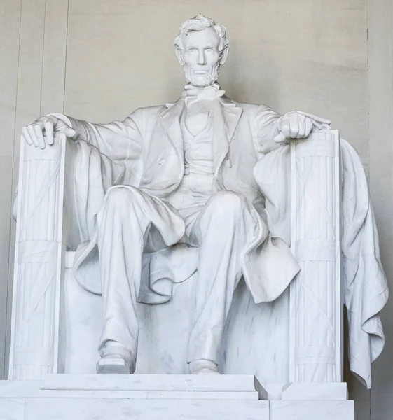 Abraham Lincoln sitter i en stol vid Lincoln Memorial Washington - Washington Dc - Columbia - 7 April 2017 — Stockfoto