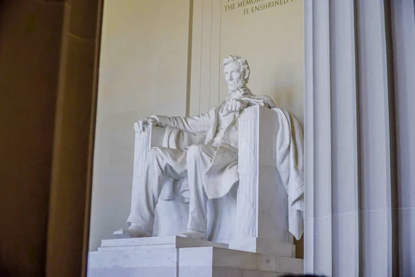 The statue of Abraham Lincoln at Lincoln Memorial in Washington - WASHINGTON DC - COLUMBIA - APRIL 7, 2017 — Stock Photo, Image