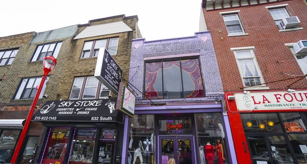 Erstaunliche südstraße in philadelphia - farbenfrohe geschäfte und restaurants - philadelphia - pennsylvania - 6. april 2017 — Stockfoto