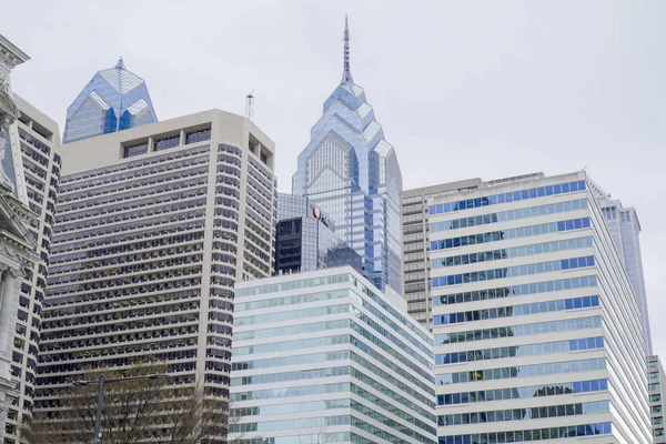 Los rascacielos de Filadelfia con dos Torre de la Libertad - FILADELFIA - PENNSYLVANIA - 6 DE ABRIL DE 2017 —  Fotos de Stock