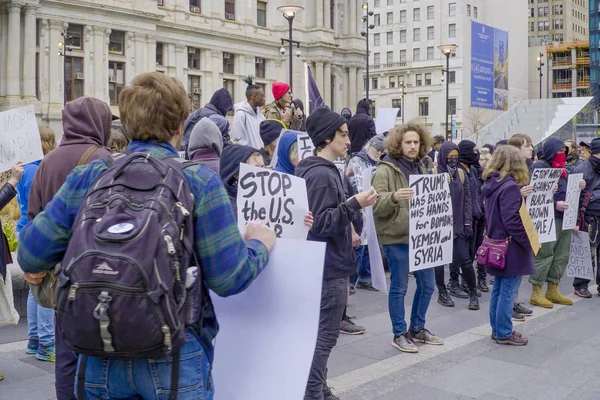 Marcha de manifestação e protesto na Filadélfia - PHILADELPHIA - PENNSYLVANIA - 6 de abril de 2017 — Fotografia de Stock