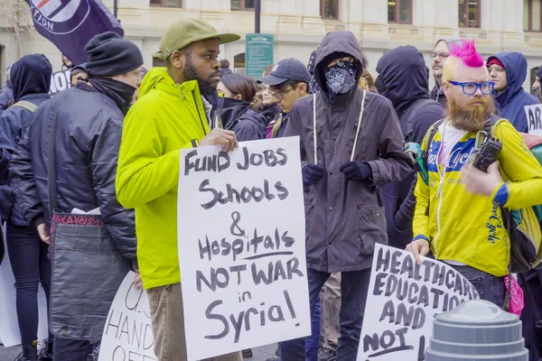 Marcha de manifestação e protesto na Filadélfia - PHILADELPHIA - PENNSYLVANIA - 6 de abril de 2017 — Fotografia de Stock
