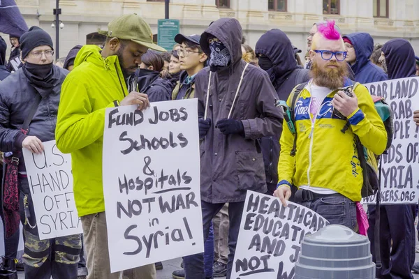 Marcha de manifestação e protesto na Filadélfia - PHILADELPHIA - PENNSYLVANIA - 6 de abril de 2017 — Fotografia de Stock