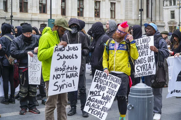 Marcha de manifestação e protesto na Filadélfia - PHILADELPHIA - PENNSYLVANIA - 6 de abril de 2017 — Fotografia de Stock