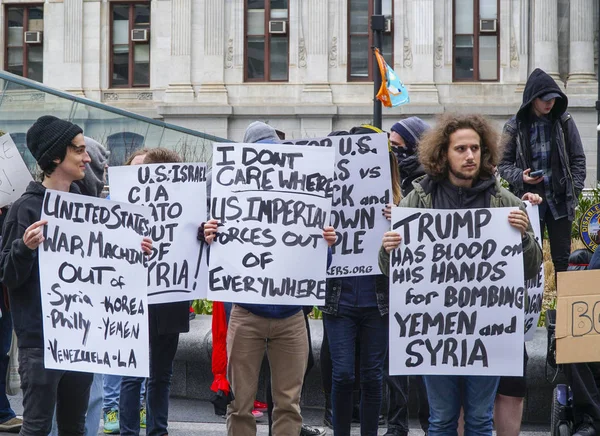Manifestación y protesta contra la guerra en Siria - FILADELFIA - PENNSYLVANIA - 6 DE ABRIL DE 2017 —  Fotos de Stock