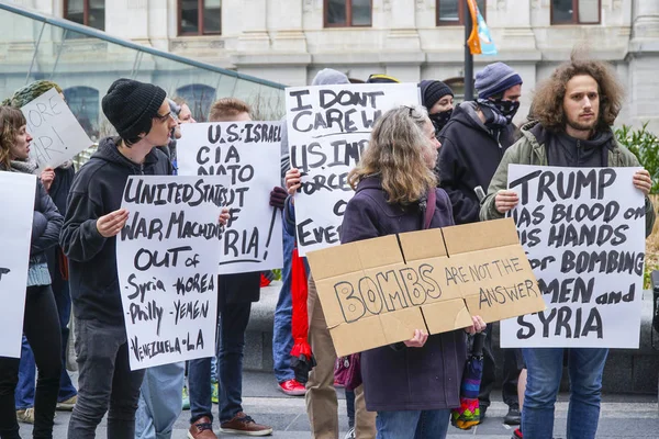 Marcha de manifestação e protesto contra Trump e a guerra na Síria - FILADELFIA - PENNSÍLVÂNIA - 6 de abril de 2017 — Fotografia de Stock