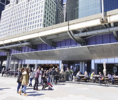 Küçük bar ve Restoran, Hudson Nehri Manhattan - New York City - New York - Nisan 2,2017