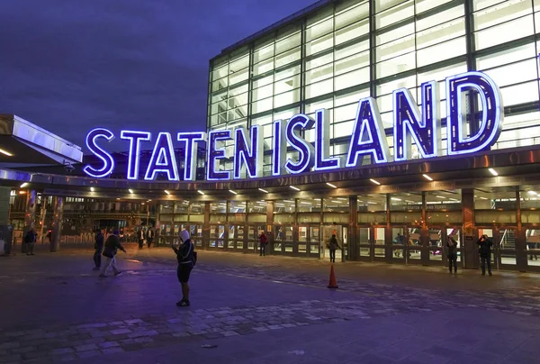La Terminal de Ferries de Staten Island en Manhattan - South Ferry- NUEVA YORK CITY - NUEVA YORK - ABRIL 2,2017 —  Fotos de Stock