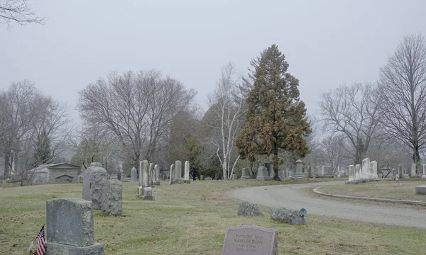 Cemetery located at Mystic River in Mystic - MYSTIC - CONNECTICUT - APRIL 6,2017 — Stock Photo, Image