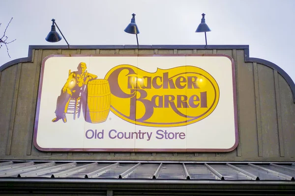 Ресторан Cracker Barrel и загородный магазин - НЬЮ-ЙОРК - НЬЮ-ЙОРК - 2 апреля 2017 — стоковое фото
