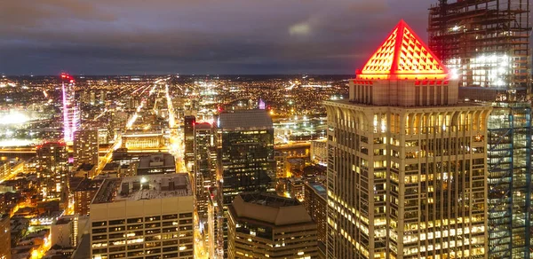 Las luces de la ciudad de Filadelfia - vista aérea por la noche - FILADELFIA - PENNSYLVANIA - 7 DE ABRIL DE 2017 — Foto de Stock