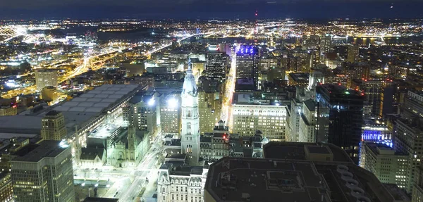 Hermosa Filadelfia por la noche - gran vista aérea - FILADELFIA - PENNSYLVANIA - 7 DE ABRIL DE 2017 — Foto de Stock