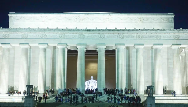 Famoso Lincoln Memorial en Washington por la noche - WASHINGTON DC - COLUMBIA - 9 DE ABRIL DE 2017 — Foto de Stock