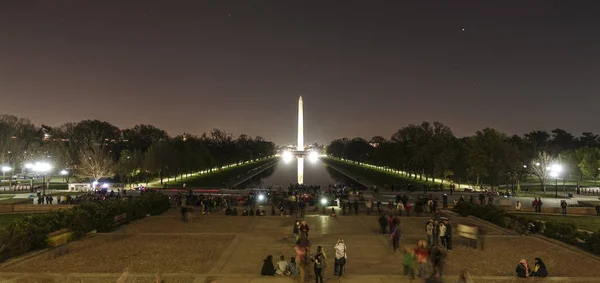 De Reflecting Pool in Washington door de nacht - Toon van Lincoln Memorial - Washington Dc - Columbia - 9 April 2017 — Stockfoto