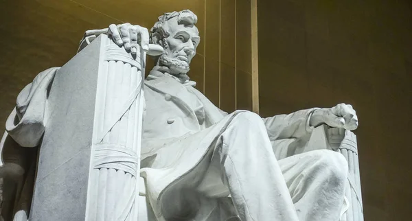 Statyn av Abraham Lincoln sitter i en stol vid Lincoln Memorial i Washington — Stockfoto