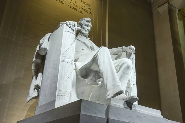 Statyn av Abraham Lincoln sitter i en stol vid Lincoln Memorial i Washington — Stockfoto