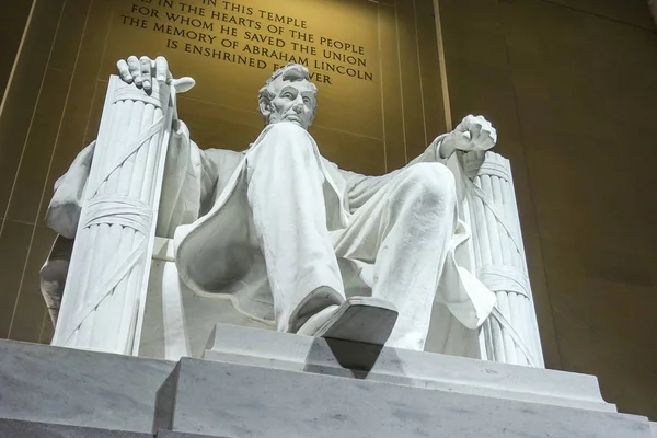 The statue of Abraham Lincoln sitting in a chair at Lincoln Memorial in Washington — Stock Photo, Image