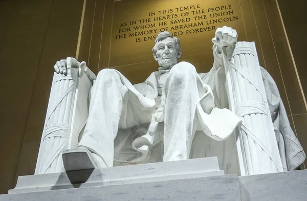 Statyn av Abraham Lincoln sitter i en stol vid Lincoln Memorial i Washington — Stockfoto