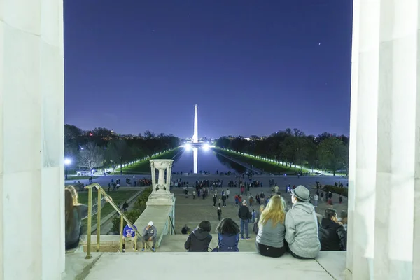 반영 수영장-워싱턴 Dc-컬럼비아-4 월 9 일, 2017 관점과 워싱턴 링컨 기념관의 계단에 앉아 사람들 — 스톡 사진
