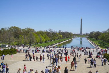 Washington - Lincoln Anıtı ziyaret ve havuzu - Washington, District Of Columbia - 8 Nisan 2017 yansıtan turist popüler ve meşgul bir yerde