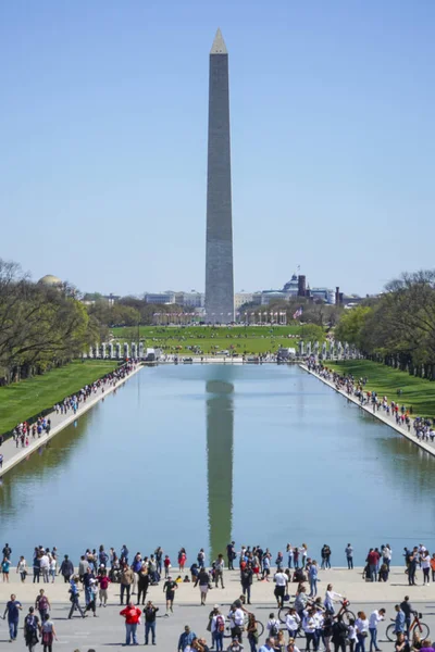 Vista tipica a Washington - la piscina riflettente e il monumento - WASHINGTON, DISTRICT OF COLUMBIA - 8 APRILE 2017 — Foto Stock