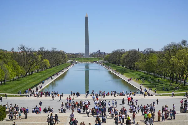 Vista tipica a Washington - la piscina riflettente e il monumento - WASHINGTON, DISTRICT OF COLUMBIA - 8 APRILE 2017 — Foto Stock