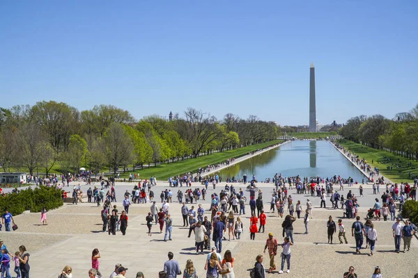 Luogo popolare e trafficato a Washington - turisti in visita al Lincoln Memorial e piscina riflettente - WASHINGTON, DISTRICT OF COLUMBIA - 8 APRILE 2017 — Foto Stock