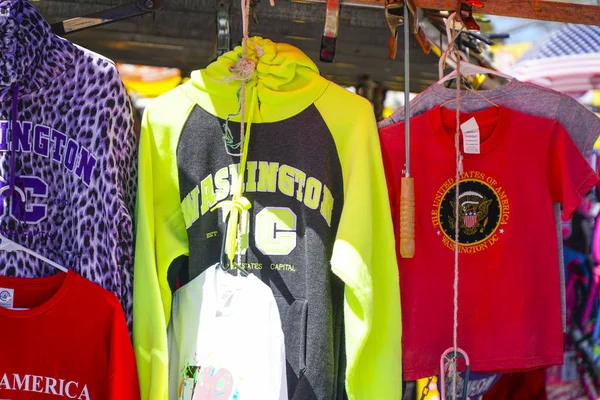 Washington pamiątki sprzedaży ulicy swetry i koszulki - Waszyngton, Dystrykt Kolumbii - 8 kwietnia 2017 r. — Zdjęcie stockowe