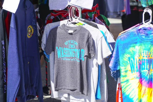 Washington souvenir street sale di Maglioni e T-Shirt - WASHINGTON, DISTRICT OF COLUMBIA - 8 APRILE 2017 — Foto Stock