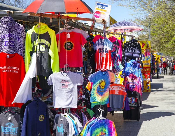 Vente rue souvenirs Washington de pulls et t-shirts - WASHINGTON, DISTRICT OF COLUMBIA - 8 AVRIL 2017 — Photo