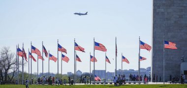 Bize Washington Anıtı - Washington, District Of Columbia - 8 Nisan 2017 çevresinde bayrakları