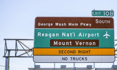 Reagan National Airport Washington DC - Washington, District Of Columbia - 8 Nisan 2017 için sokak tabelası