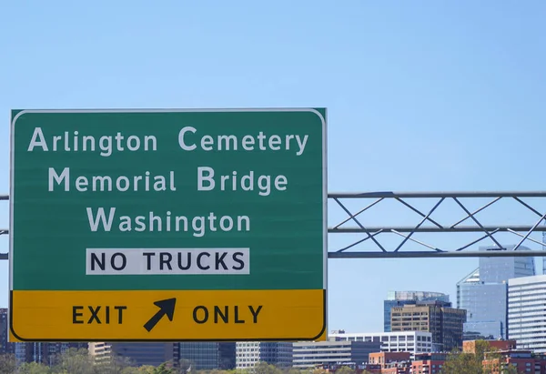 Ulicy zarejestruje się cmentarz w Arlington - Waszyngton, Dystrykt Kolumbii - 8 kwietnia 2017 r. — Zdjęcie stockowe