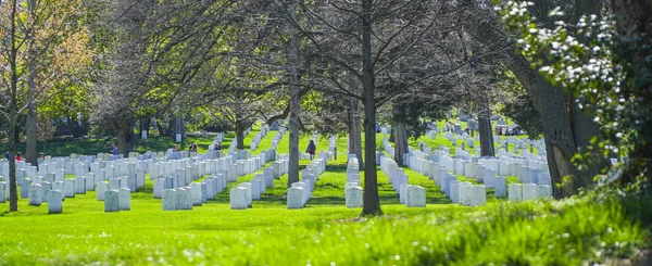 Famous Arlington Cemetery in Washington - WASHINGTON, DISTRICT OF COLUMBIA - APRIL 8, 2017 — Stock Photo, Image