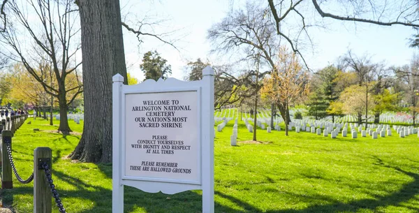 Cimitero di Arlington Insegna di benvenuto - WASHINGTON, DISTRICT OF COLUMBIA - 8 APRILE 2017 — Foto Stock