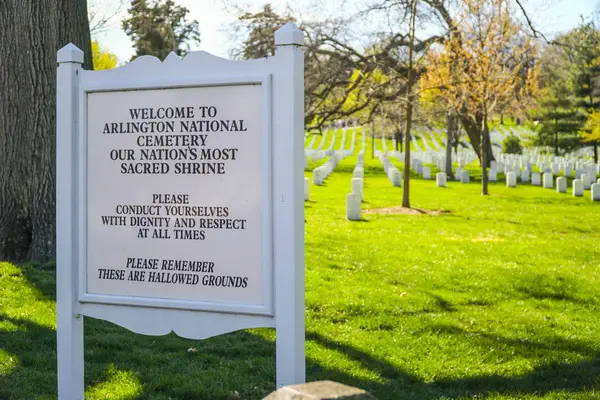 Visita al cimitero di Arlington a Washington - WASHINGTON, DISTRITTO DI COLUMBIA - 8 APRILE 2017 — Foto Stock